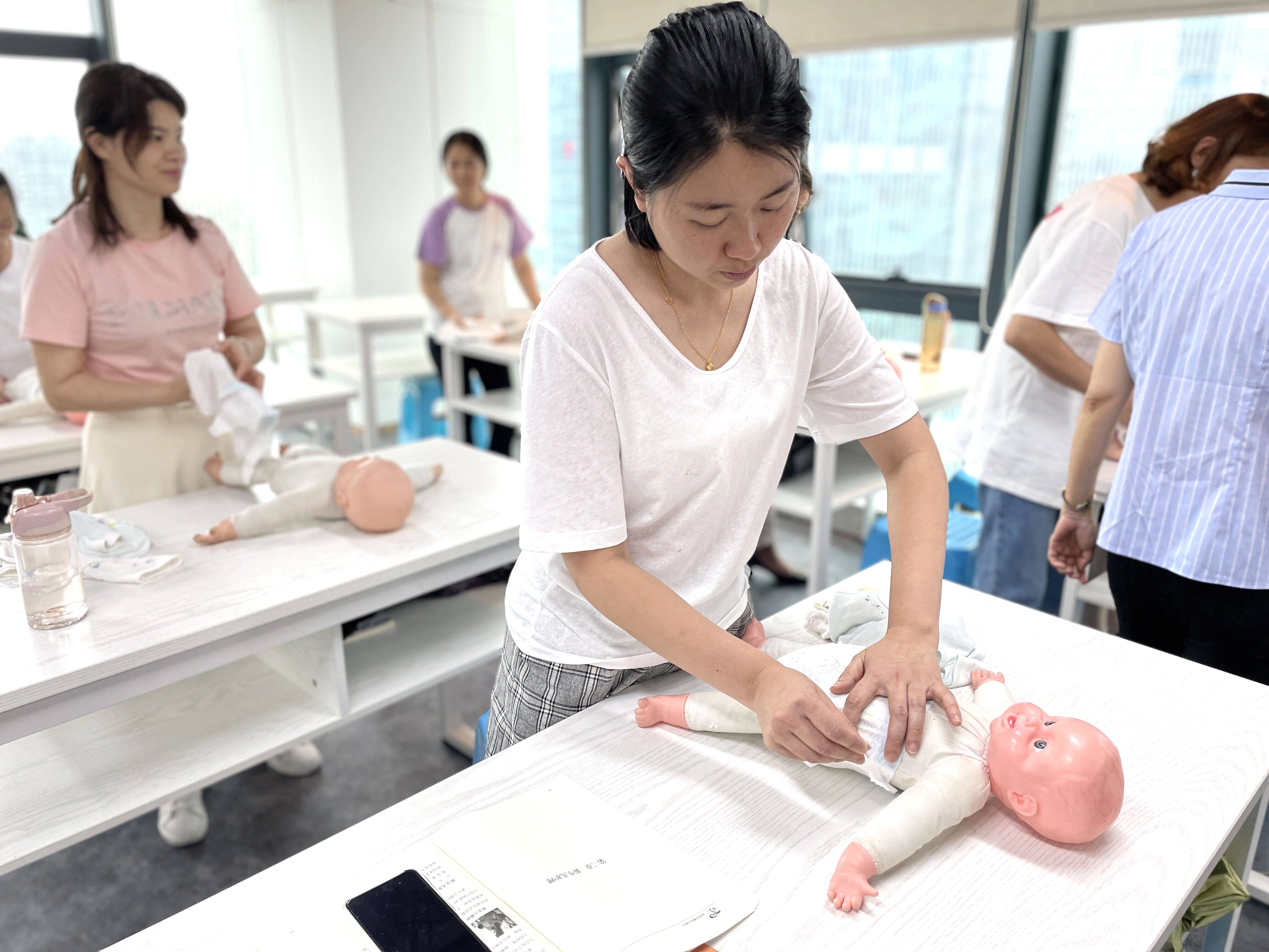 东莞好运到家家政：专业月嫂服务，守护母婴科学养护